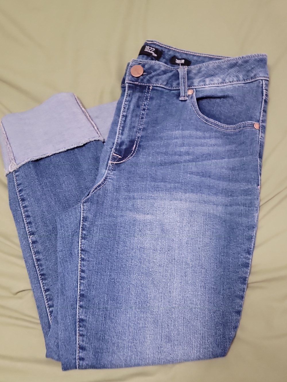 Taylor Women's Ankle Crop Jeans in Medium Blue Wash